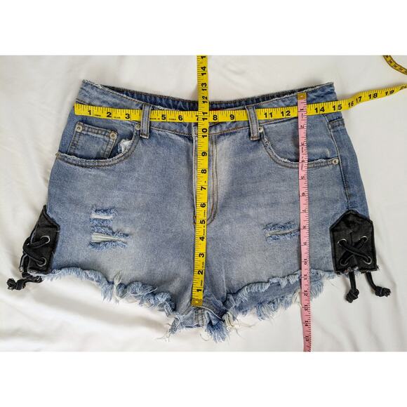 SIGNATURE 8 Lace-up Cutoff Jean Shorts Size Large - Picture 9 of 9